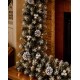 Искусственная хвойная гирлянда 280 см из зелёных ёлочных ПВХ-веточек с белыми кончиками, серебряными шишками и жемчугом