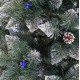 Елка искусственная Королевская 130 см с шишками и синим жемчугом, зеленая с белыми кончиками.